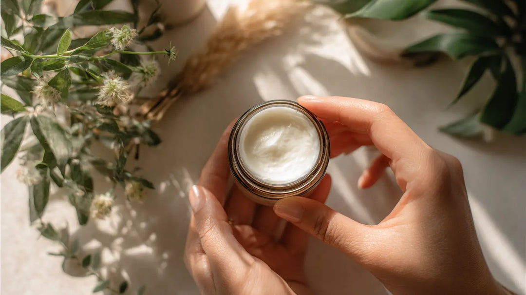 Frau trägt eine CBD Creme auf, Ratgeber CBD Creme gegen Schmerzen